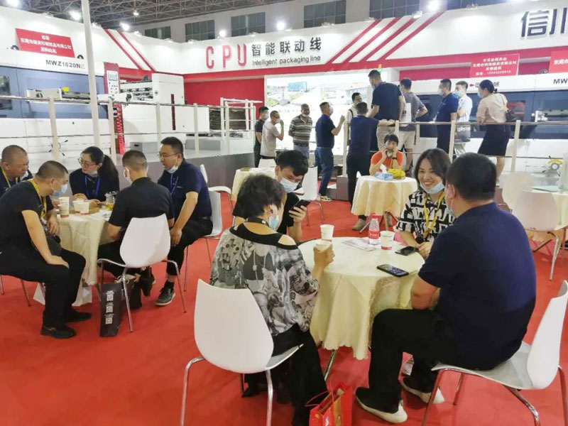展會(huì)進(jìn)行時(shí)|直擊精彩瞬間，信川機(jī)械展臺(tái)熱潮連連