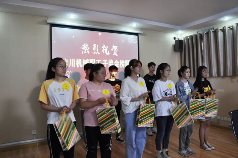熱烈祝賀信川機械職工子弟金榜題名！